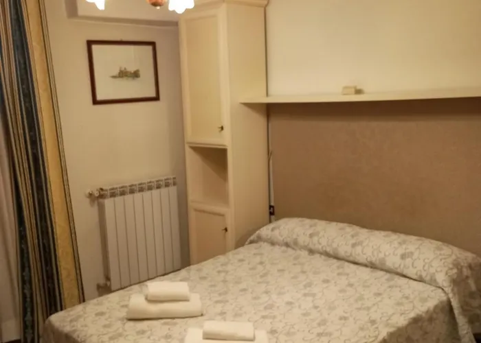 Cheap hotels Henry