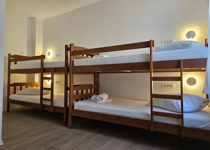 Luka'S Lodge Guesthouse & Hostel
