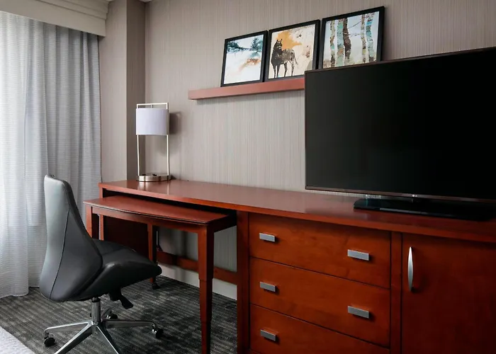 Courtyard By Marriott Airport