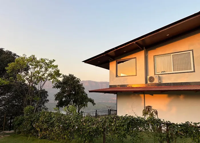 Hotel with pool: The Green Gate Resort Mulshi