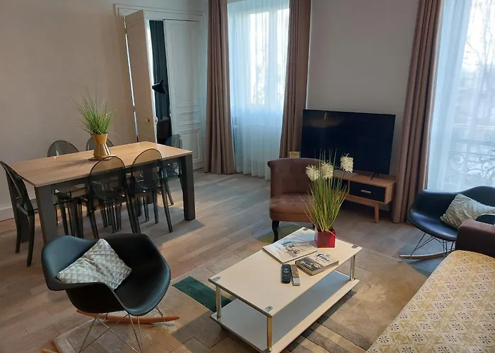 All Vacation Rentals s Paris Centre - At Home Hotel