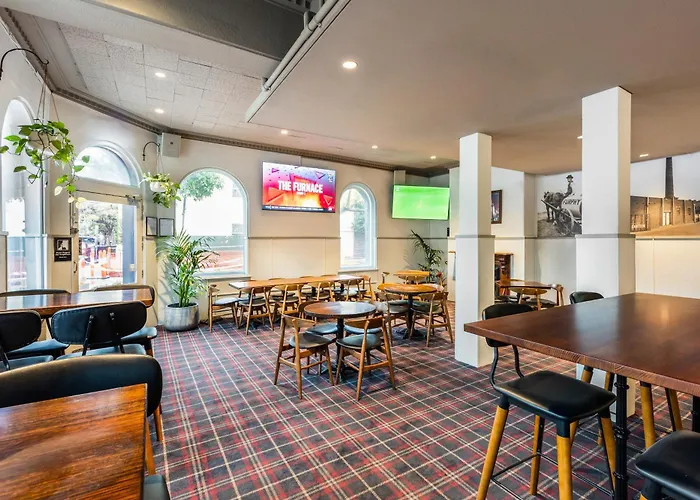 Hostel: College Lawn Hotel