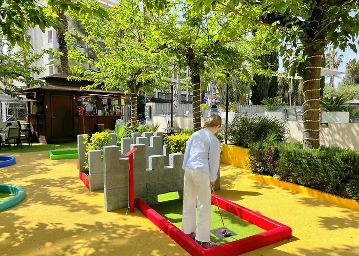 Hotel cerca del colegio: Rentalmar Salou Playa Family Suites & Pool