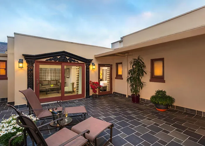 Pet Friendly hotel: Handlery Union Square Hotel