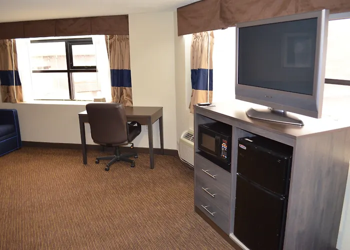 Cheap hotel: Baymont By Wyndham Downtown Detroit