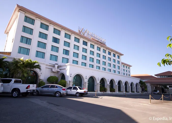 Hotel with pool: Waterfront Airport Hotel And Casino