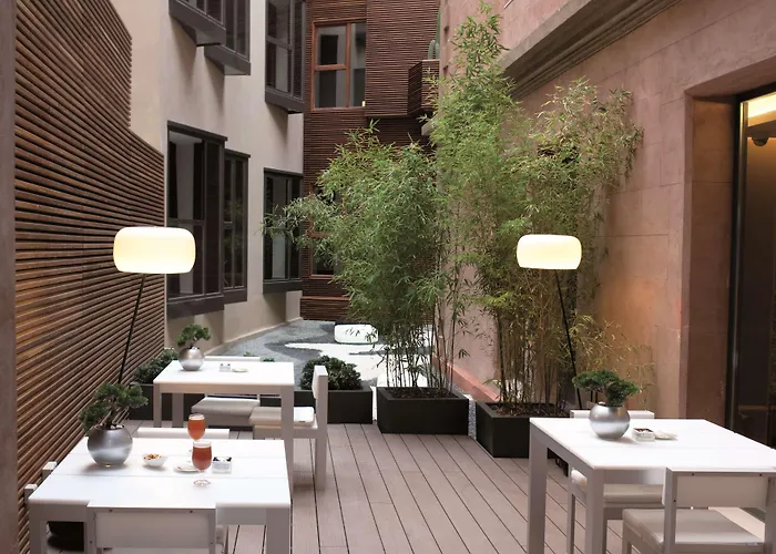 Hotel with pool: Catalonia Catedral