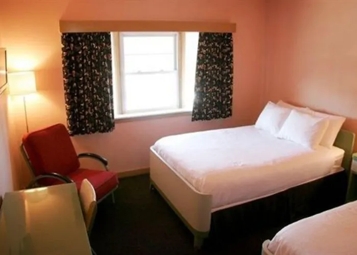 Dog friendly hotels Holiday Music Motel