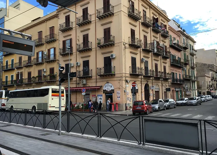 Hotel vicino al College: White