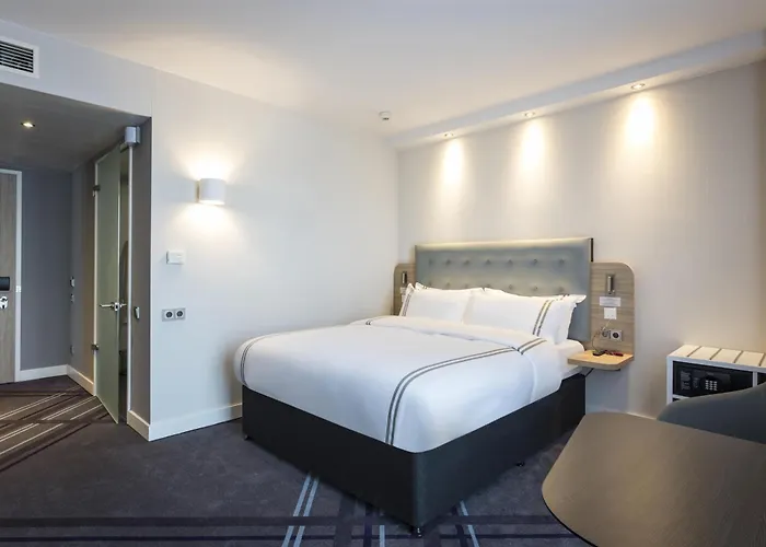 Central hotel: Premier Inn Freiburg City Sued