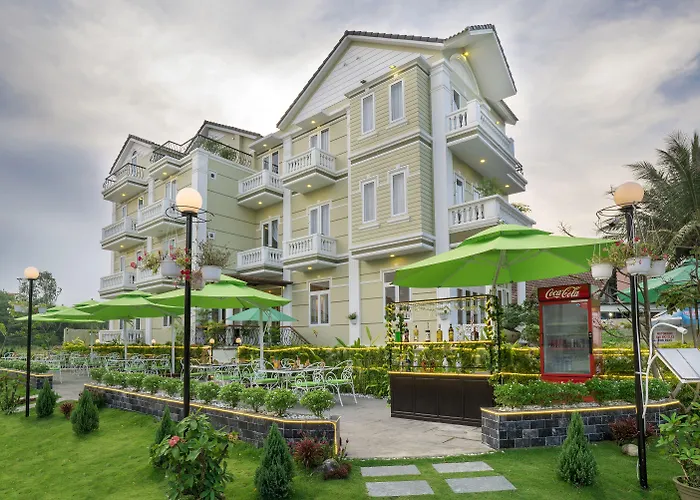 Golden Bell Backpacker Hotel & Pool Bar
