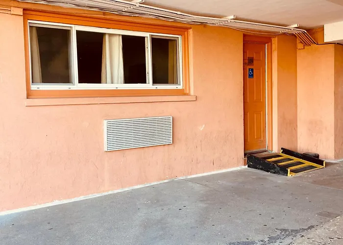 Skylark Motel