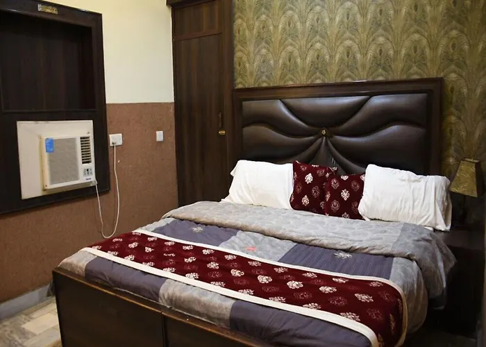 Lucky Restaurant & Guest House Near Taj Mahal