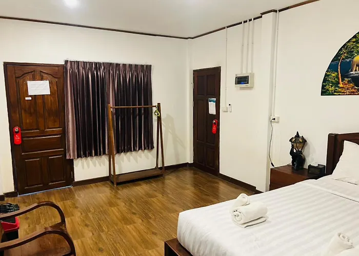 Baan Khlong Mae Kha Hotel