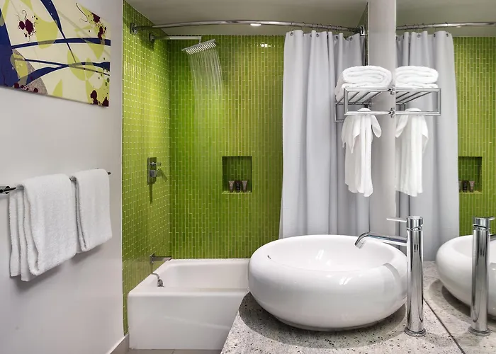 Hotel with view: Sunset Marquis Hotel