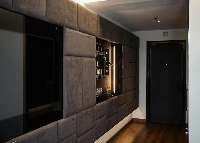11 Mirrors Design