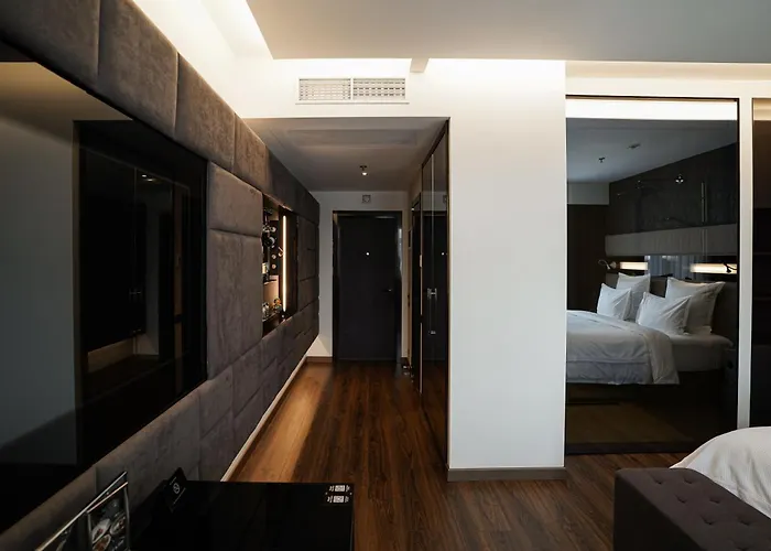 11 Mirrors Design