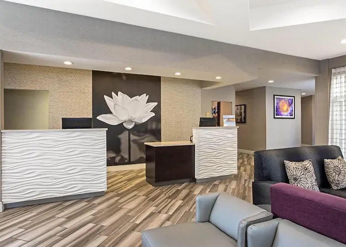 La Quinta By Wyndham Airport North - On Property Food Trucks & Free Airport Shuttle!