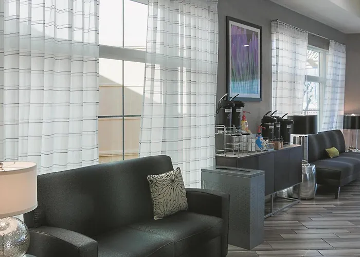 La Quinta By Wyndham Airport North - On Property Food Trucks & Free Airport Shuttle!
