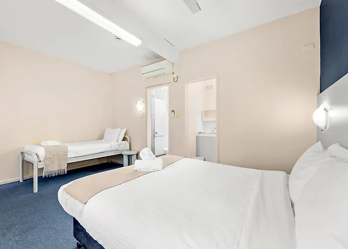 Hotel near College: The Palms Motel- Formerly Flinders Motel
