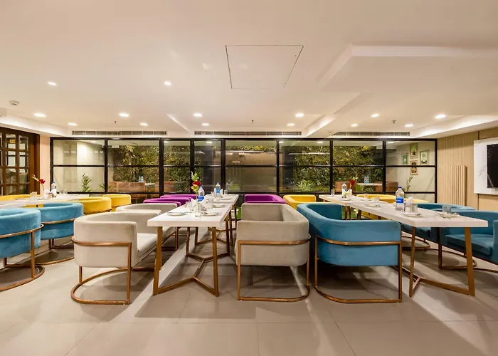 Hotel Sapphire House - 3 Mins Walk From Metro And 5 Mins From Rail Station