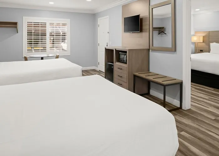 Motel: Lone Oak Lodge