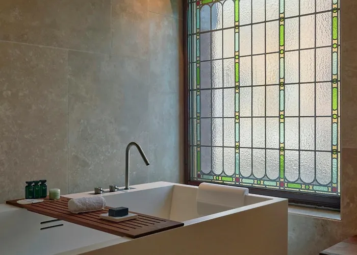 Pet Friendly hotel: Mandarin Oriental Conservatorium, Amsterdam