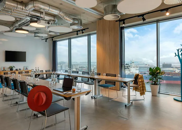 Dog friendly hotels Moxy Amsterdam Houthavens