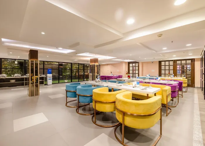 Hotel Sapphire House - 3 Mins Walk From Metro And 5 Mins From Rail Station