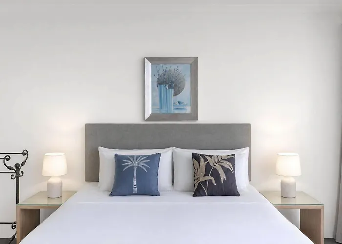 Luxury hotel only: Contessa Holiday Apartments