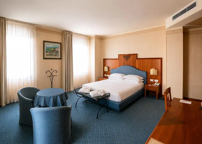 Phi Hotel Astoria