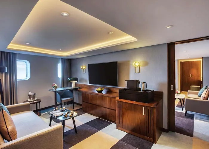 Queen Elizabeth 2 Hotel