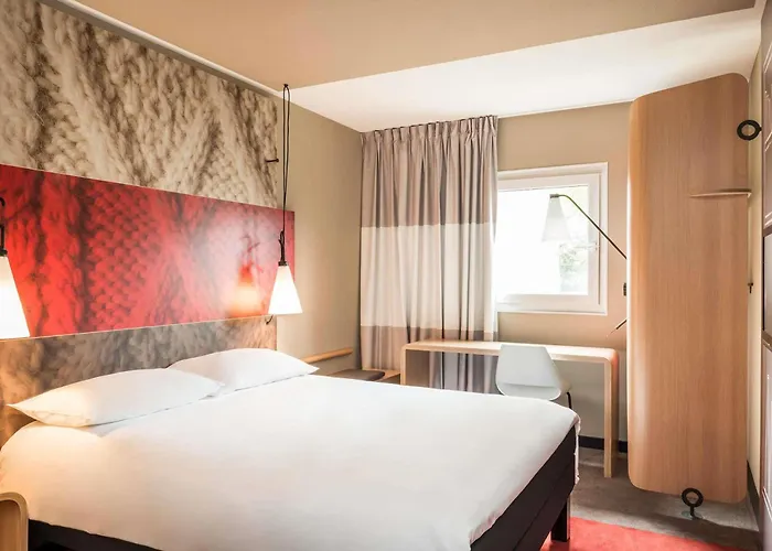  Ibis Paris Canal Saint Martin