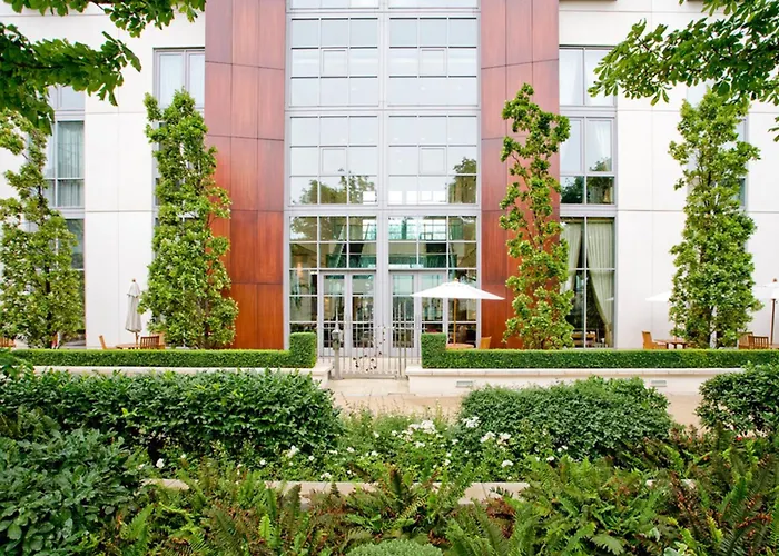 Canary Riverside Plaza