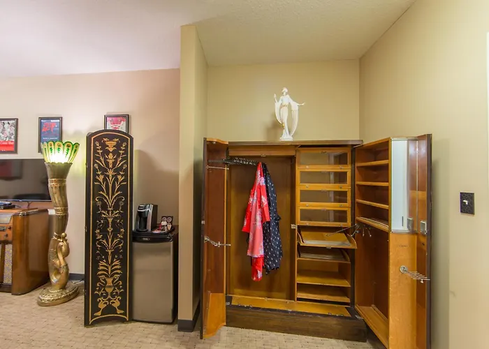 The Hostels Macewan University Residence
