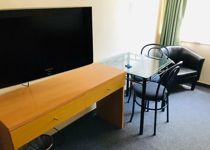 Hotels with tennis Harbour City Motor Inn