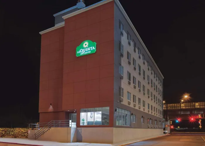 Airport Hotel: La Quinta Inn & Suites Far Rockaway - Beach Hotel