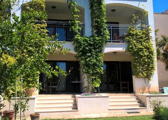 Resort: Apartments And Rooms Mofardin