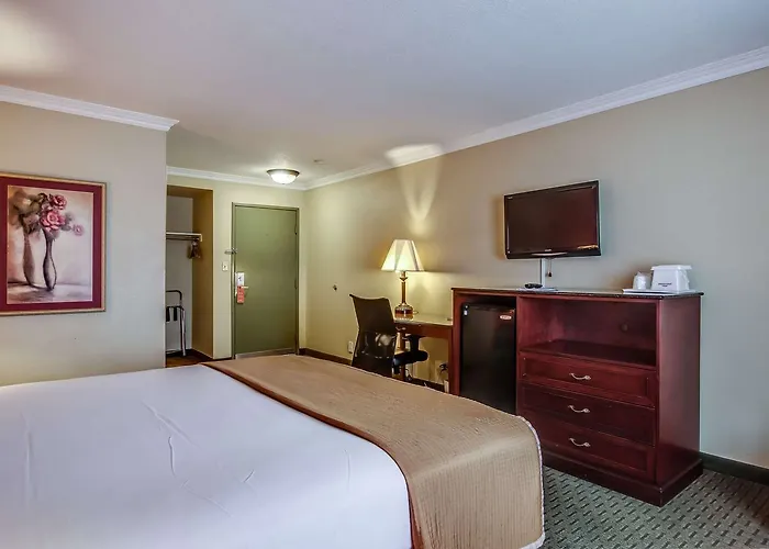 Howard Johnson By Wyndham Reseda & Suites